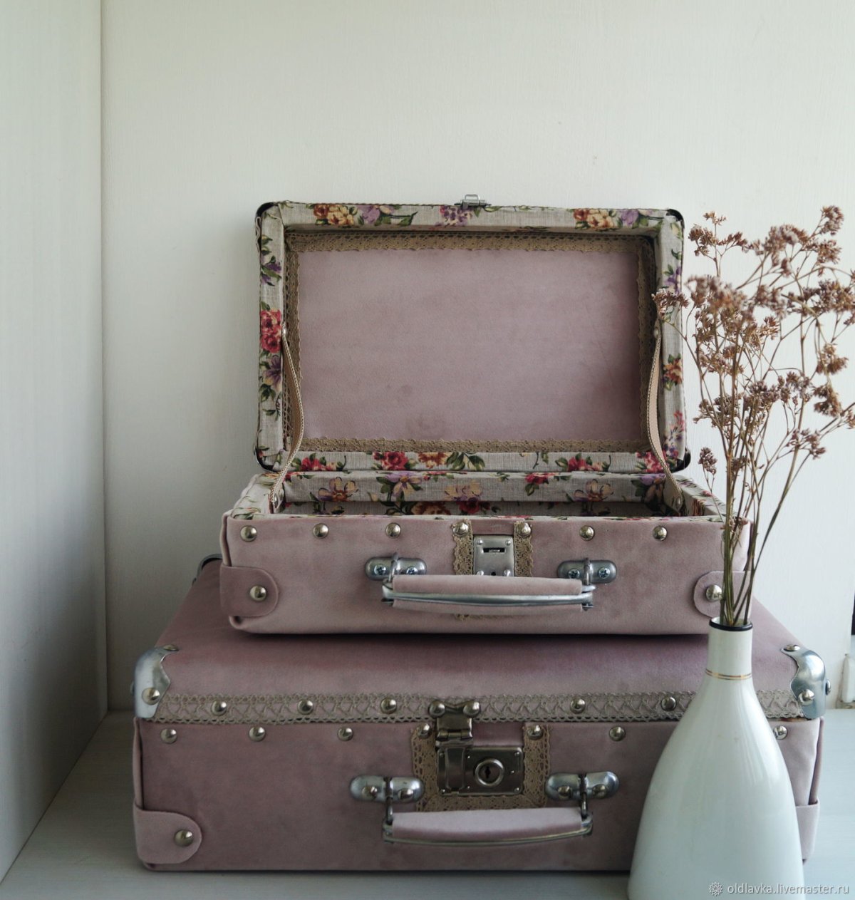 Шкаф из чемоданов