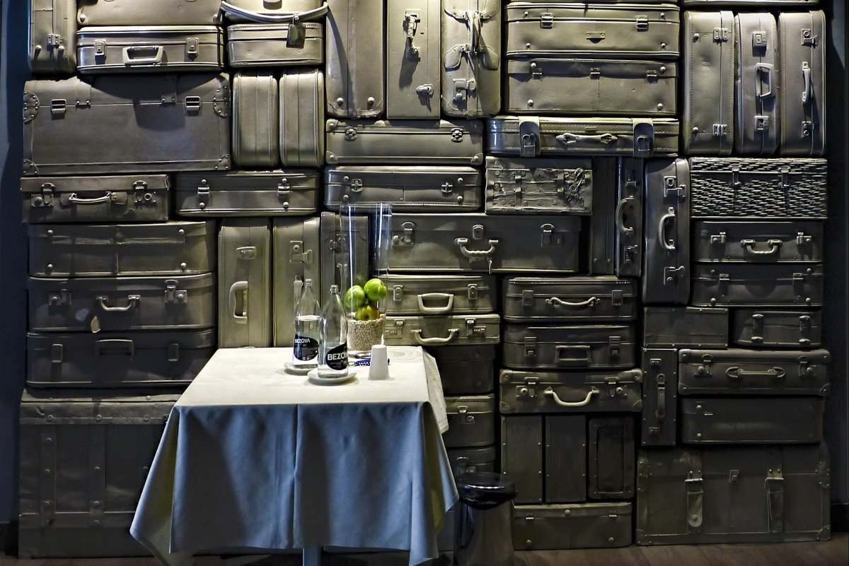 Старые чемоданы в библиотеке