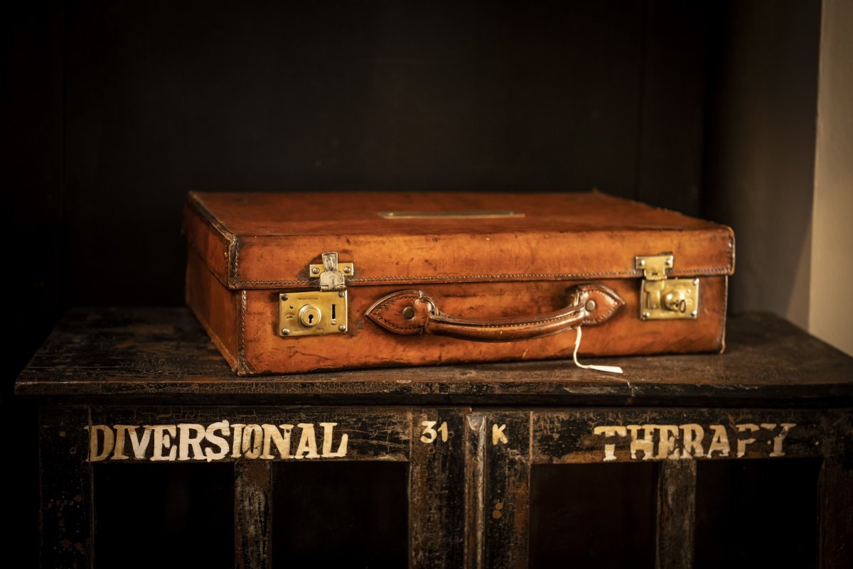 Старинный чемодан в интерьере