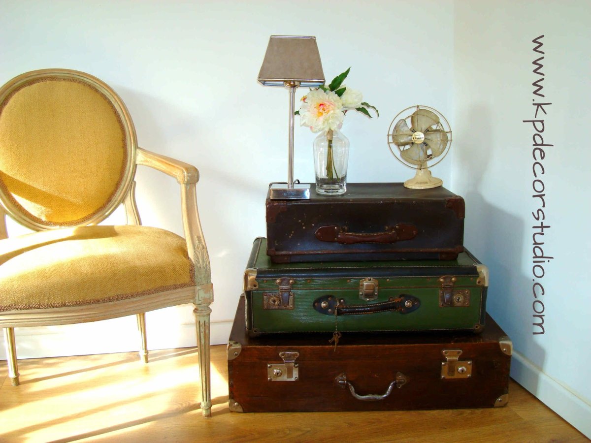 Декор из старых чемоданов в саду