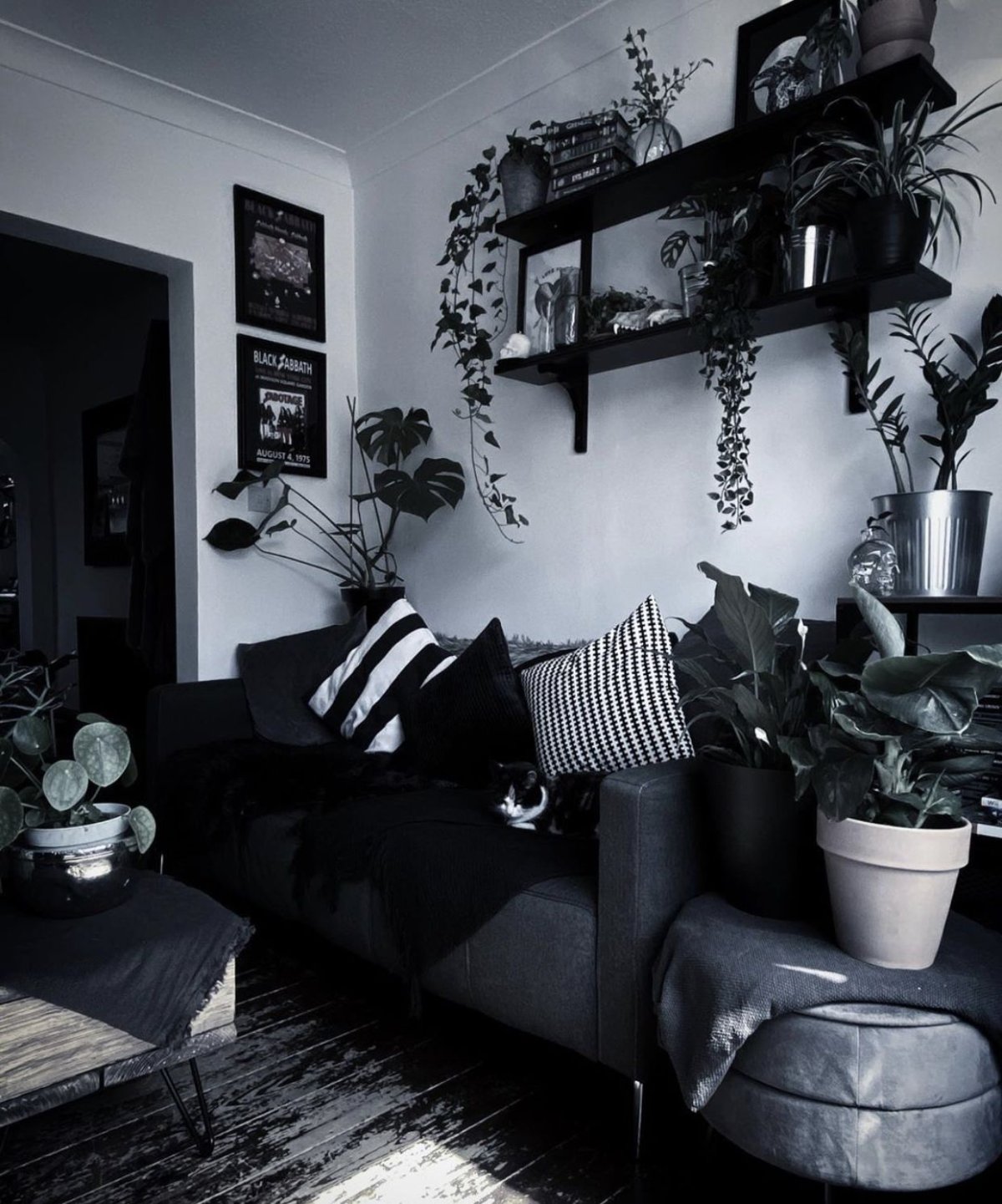 Чёрная комната для подростка