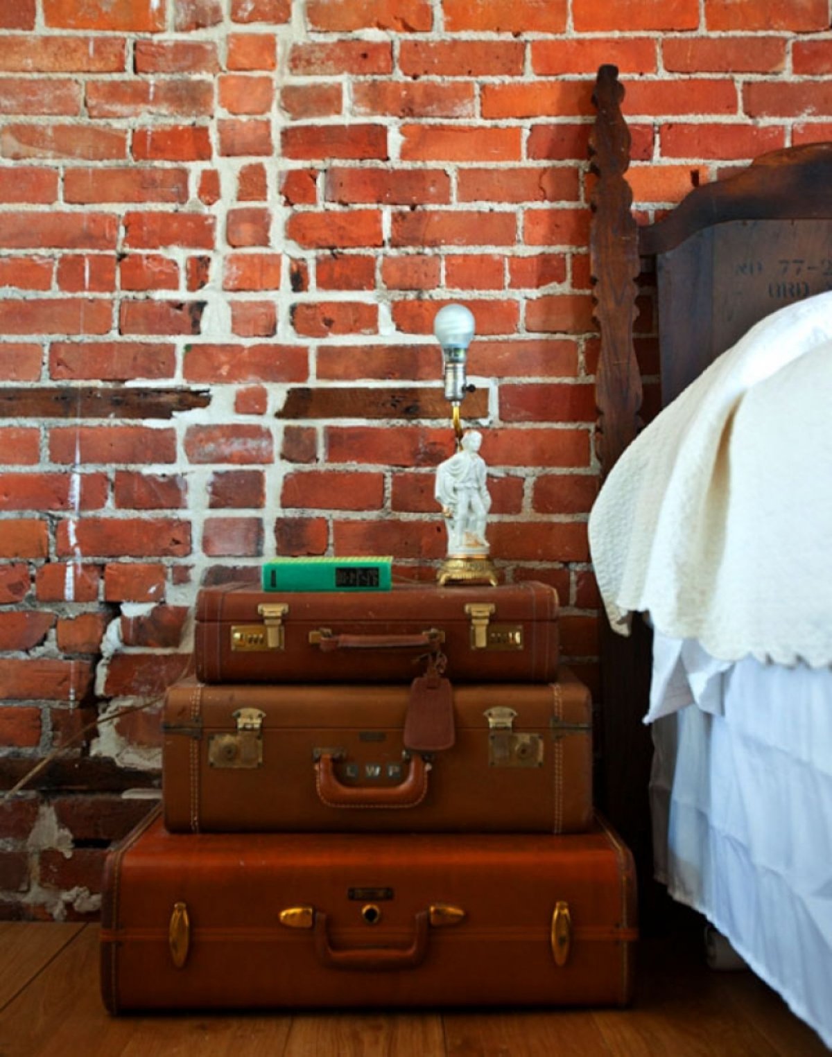 Старые чемоданы и камин в интерьере