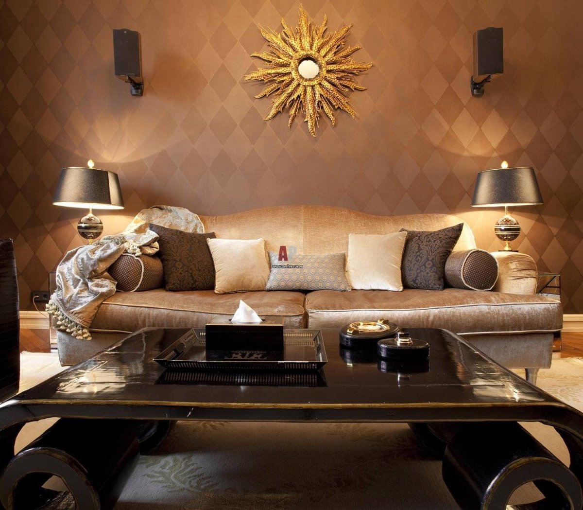 Зеркало над диваном в гостиной