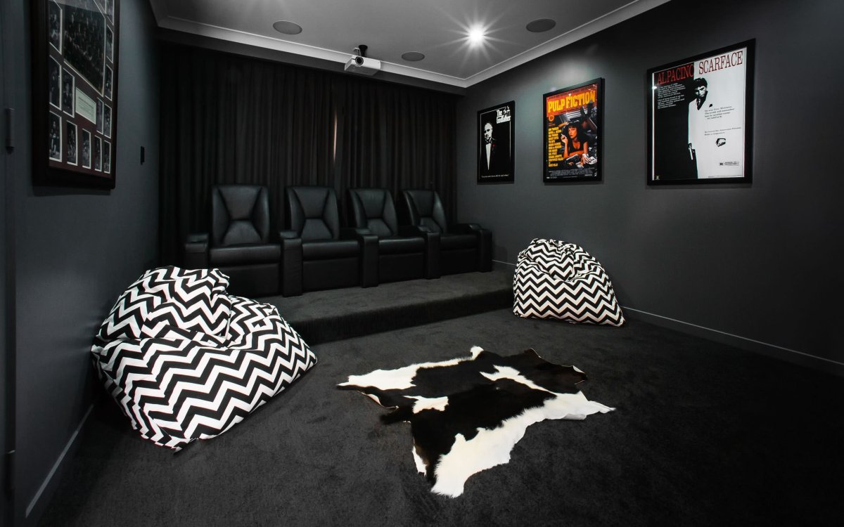 Черно белый интерьер комнаты для подростка