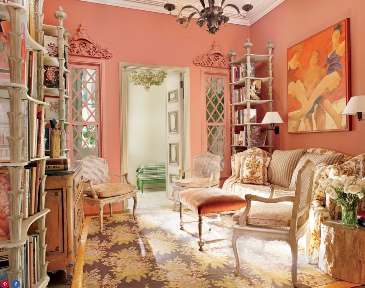 Коралловый цвет стен