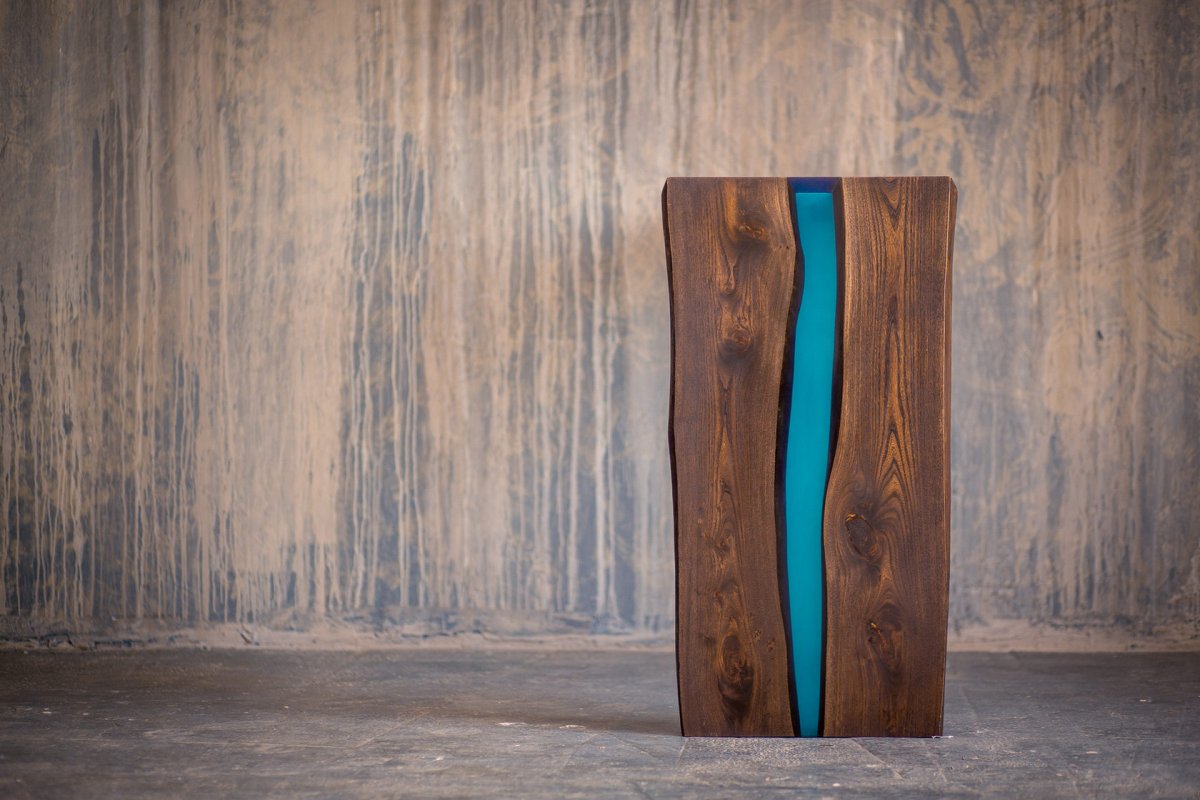 Двери из эпоксидной смолы и дерева