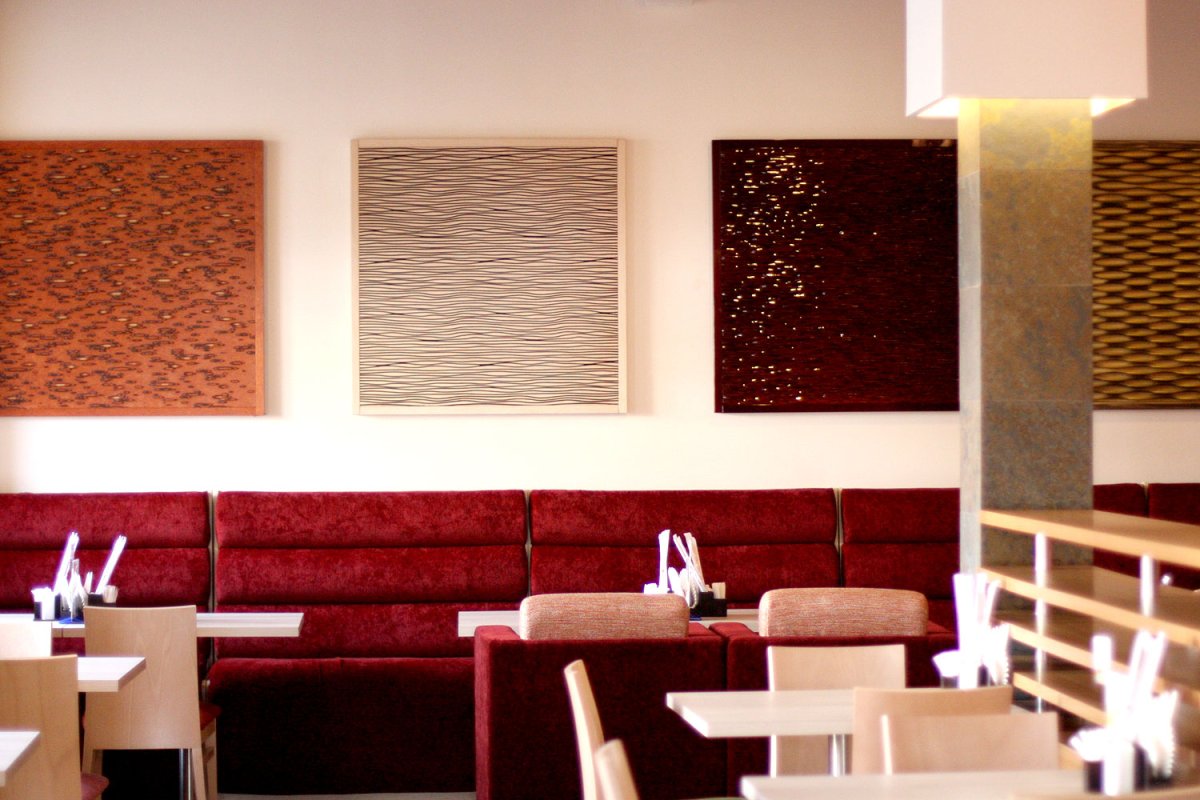 Декор стен в кафе