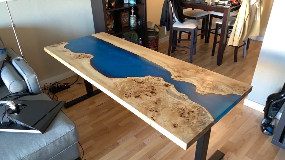 Стол из эпоксидной смолы и дерева