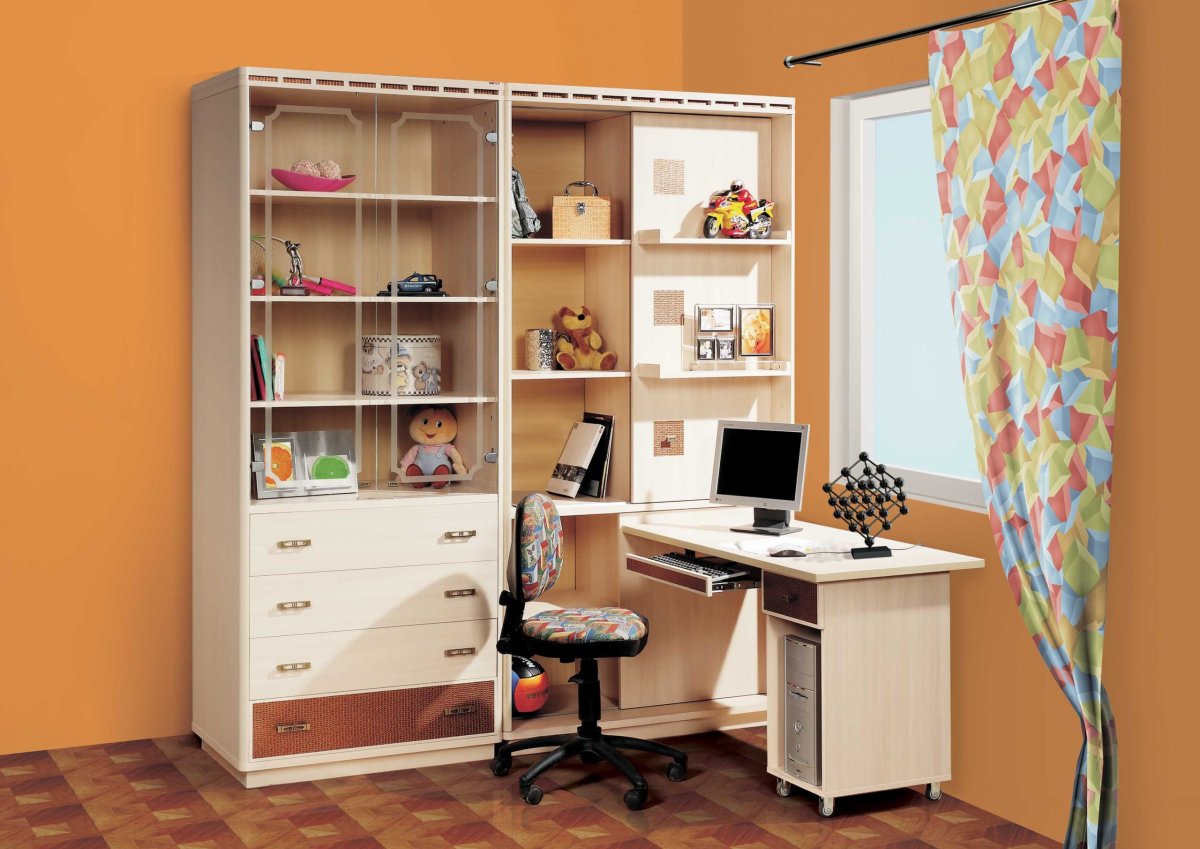 Угловой шкаф около окна