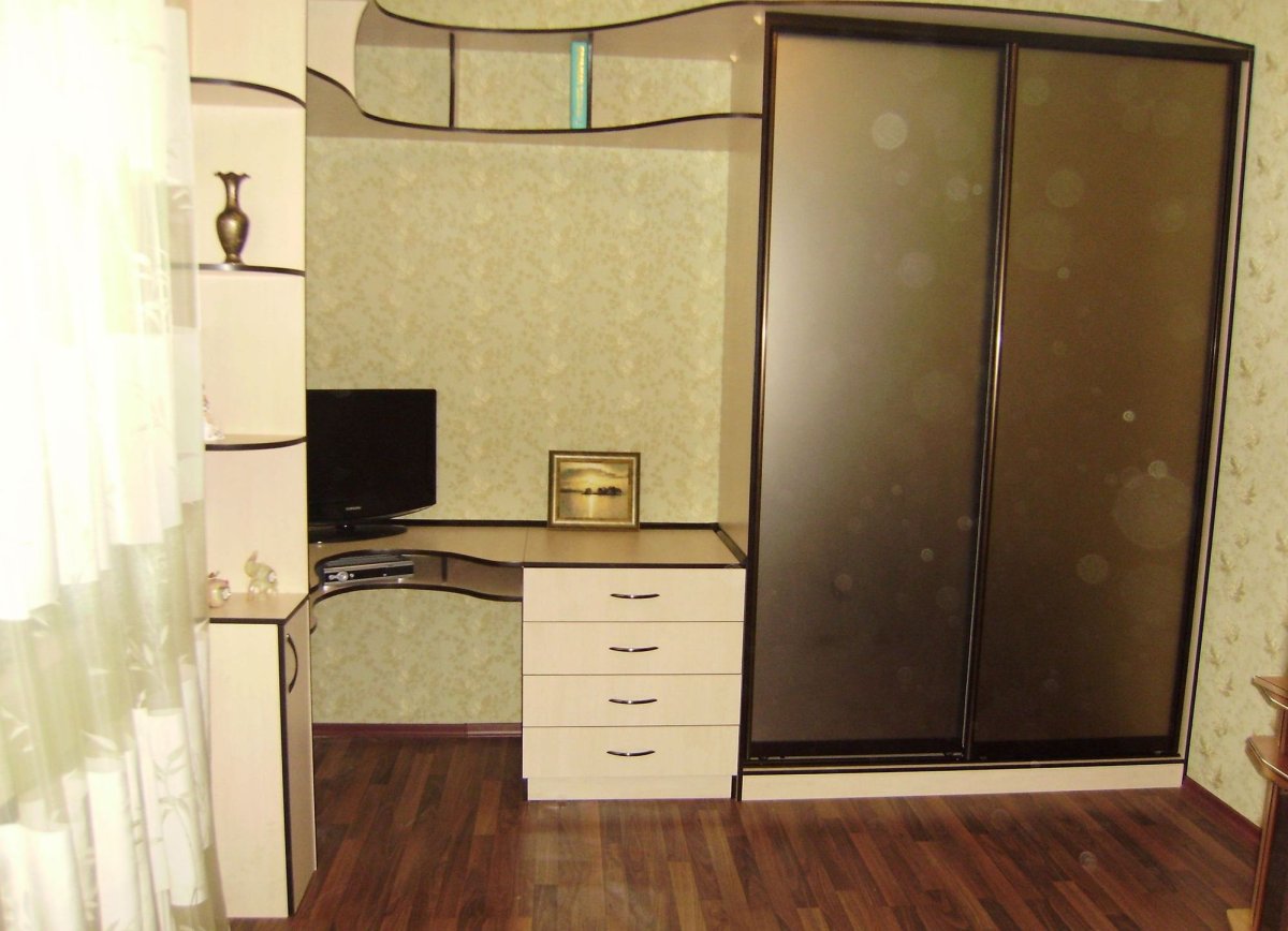 Шкаф купе с компьютерным столом