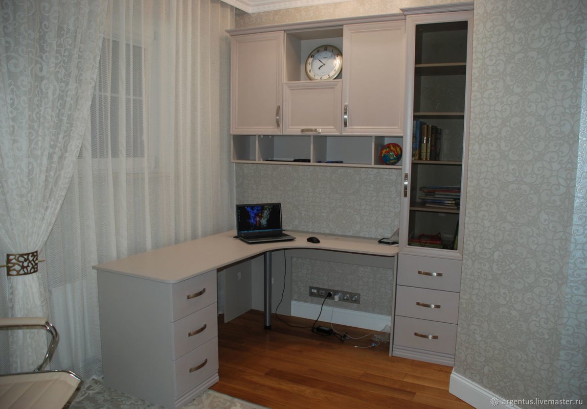 Угловые столы для школьника с полками и ящиками