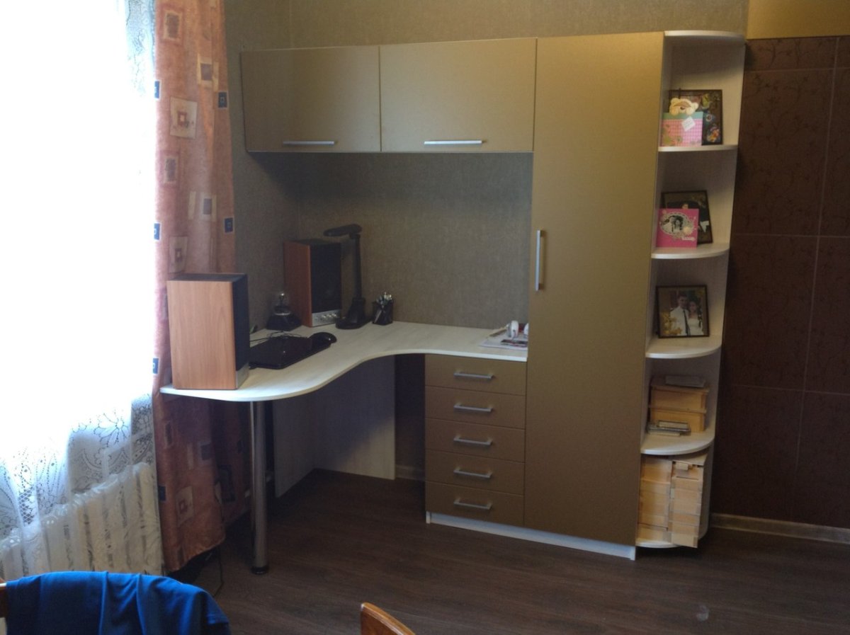 Угловой стол у окна