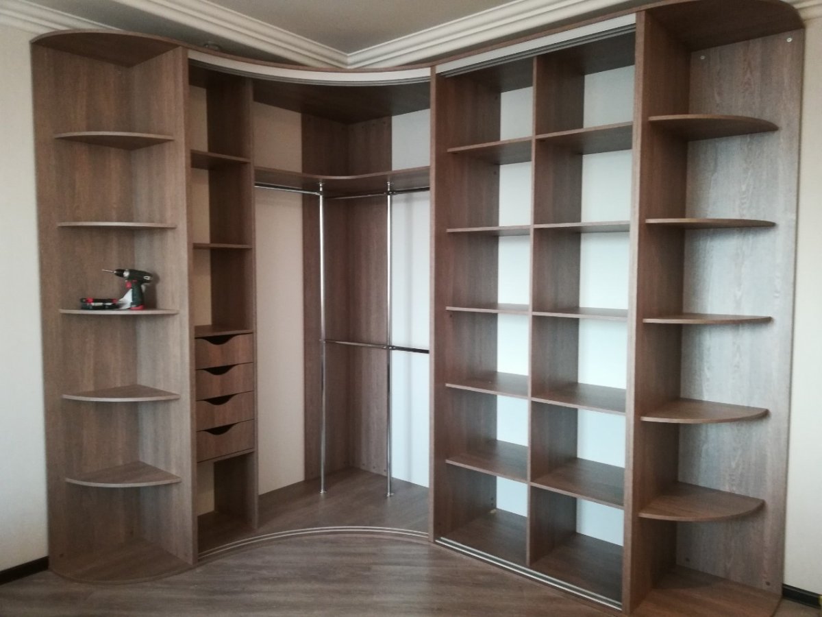 Угловые письменные столы для двоих детей-школьников