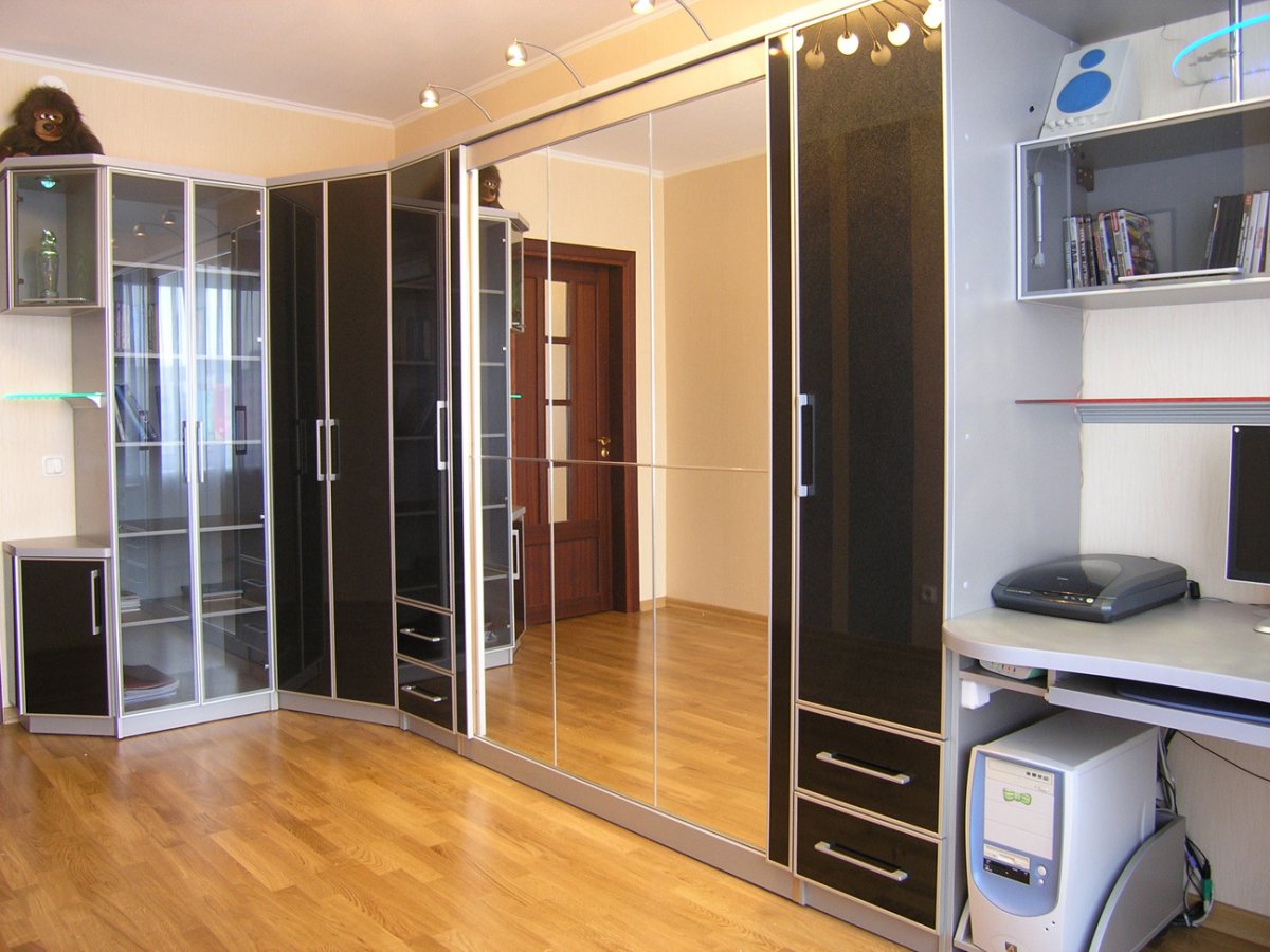 Встроенный угловой шкаф купе