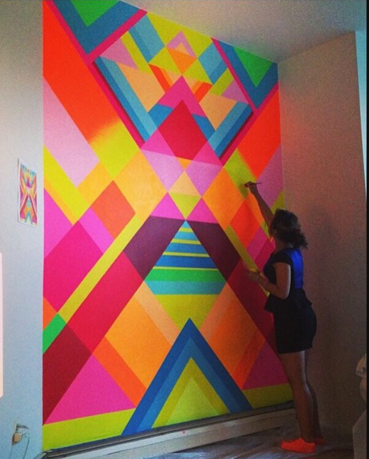 Раскрасить стену геометрия