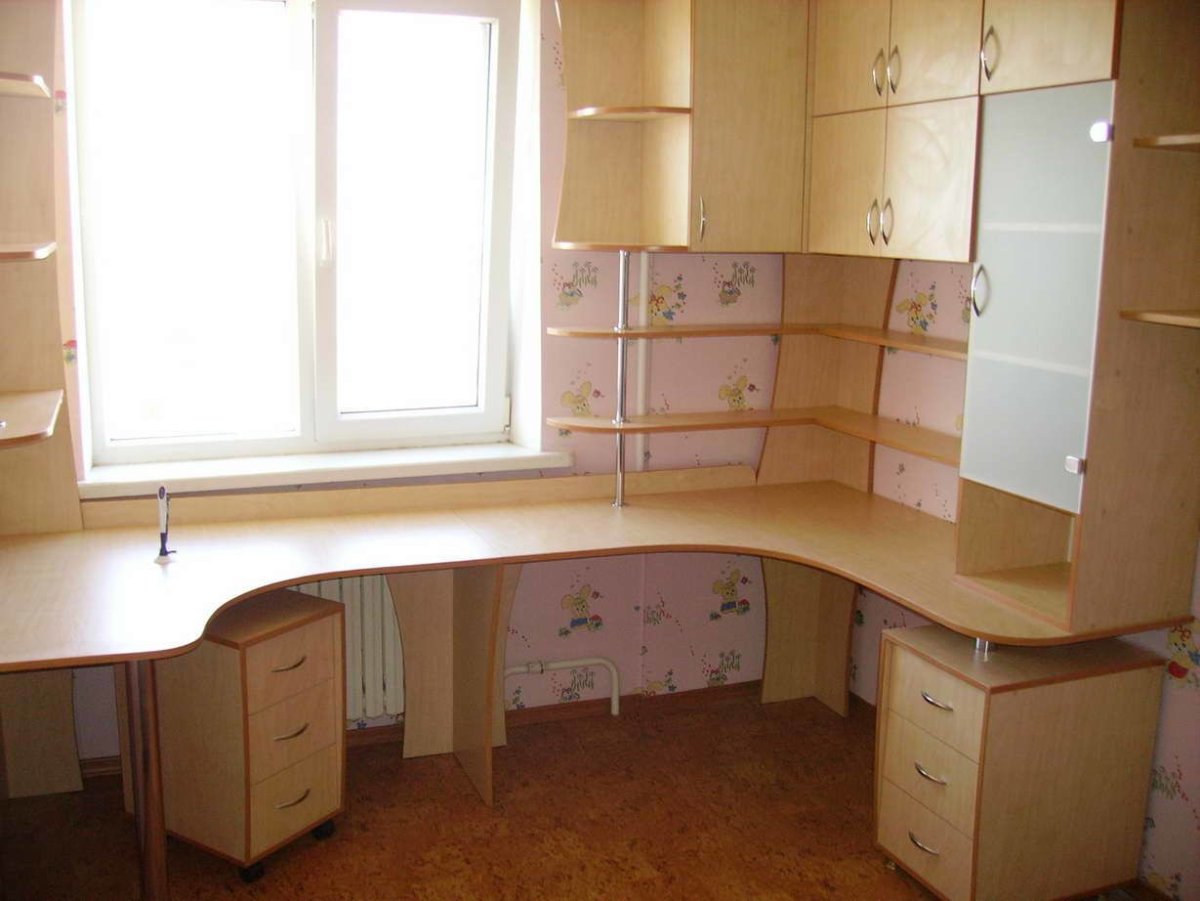 Угловой стол