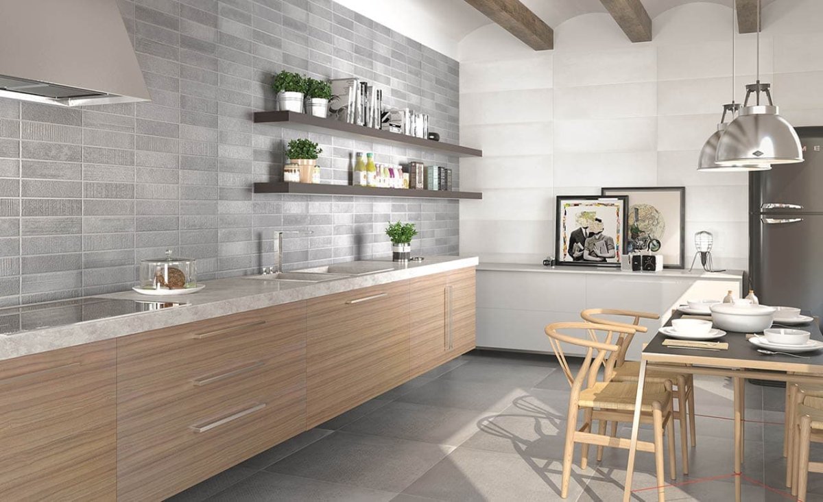 Фартук из керамогранита под дерево