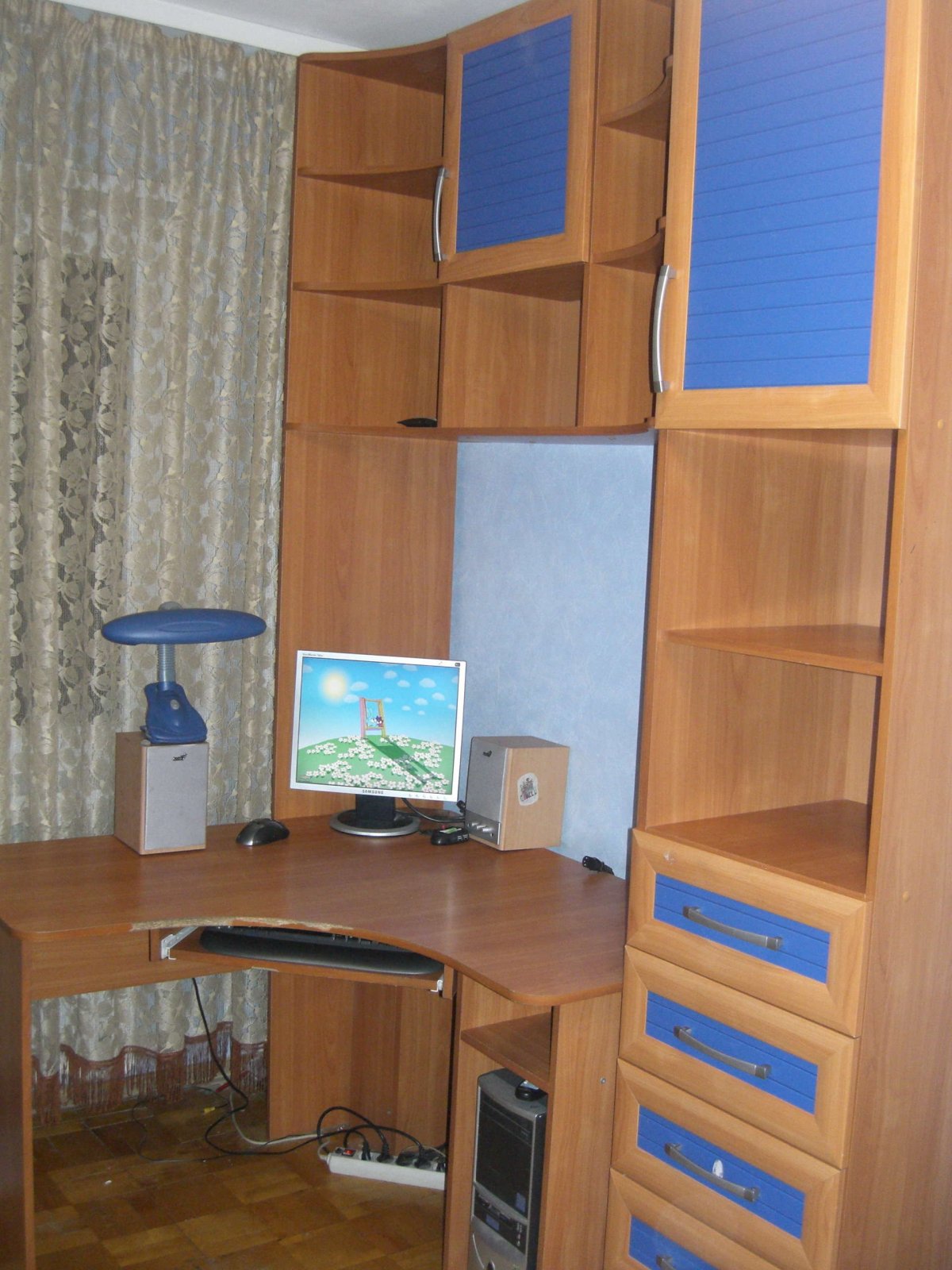 Угловой шкаф-купе в гостиную