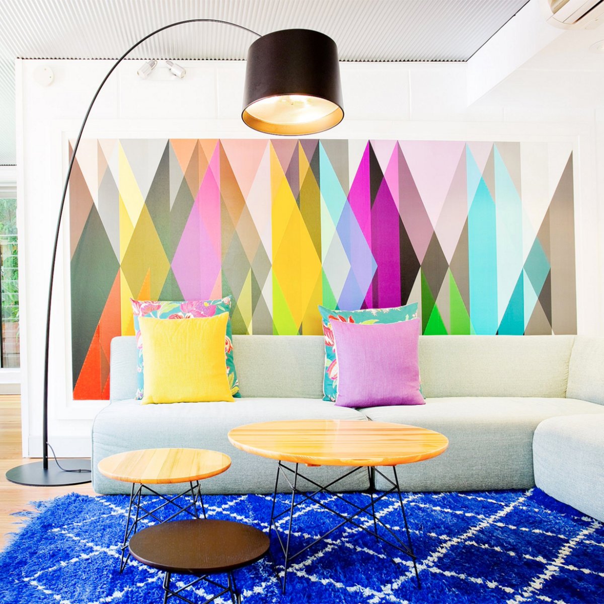 Стильные рисунки на стене линиями