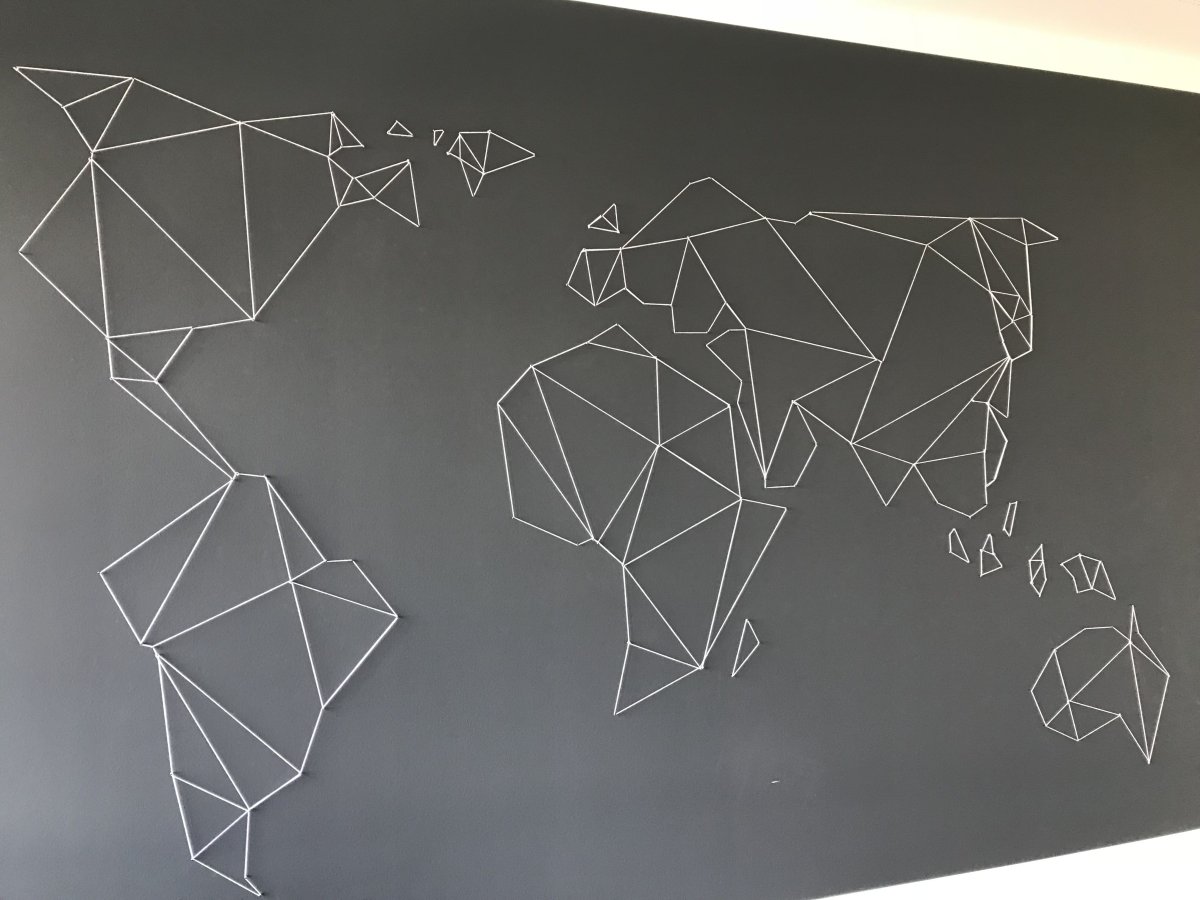 Геометрические фигуры на стене