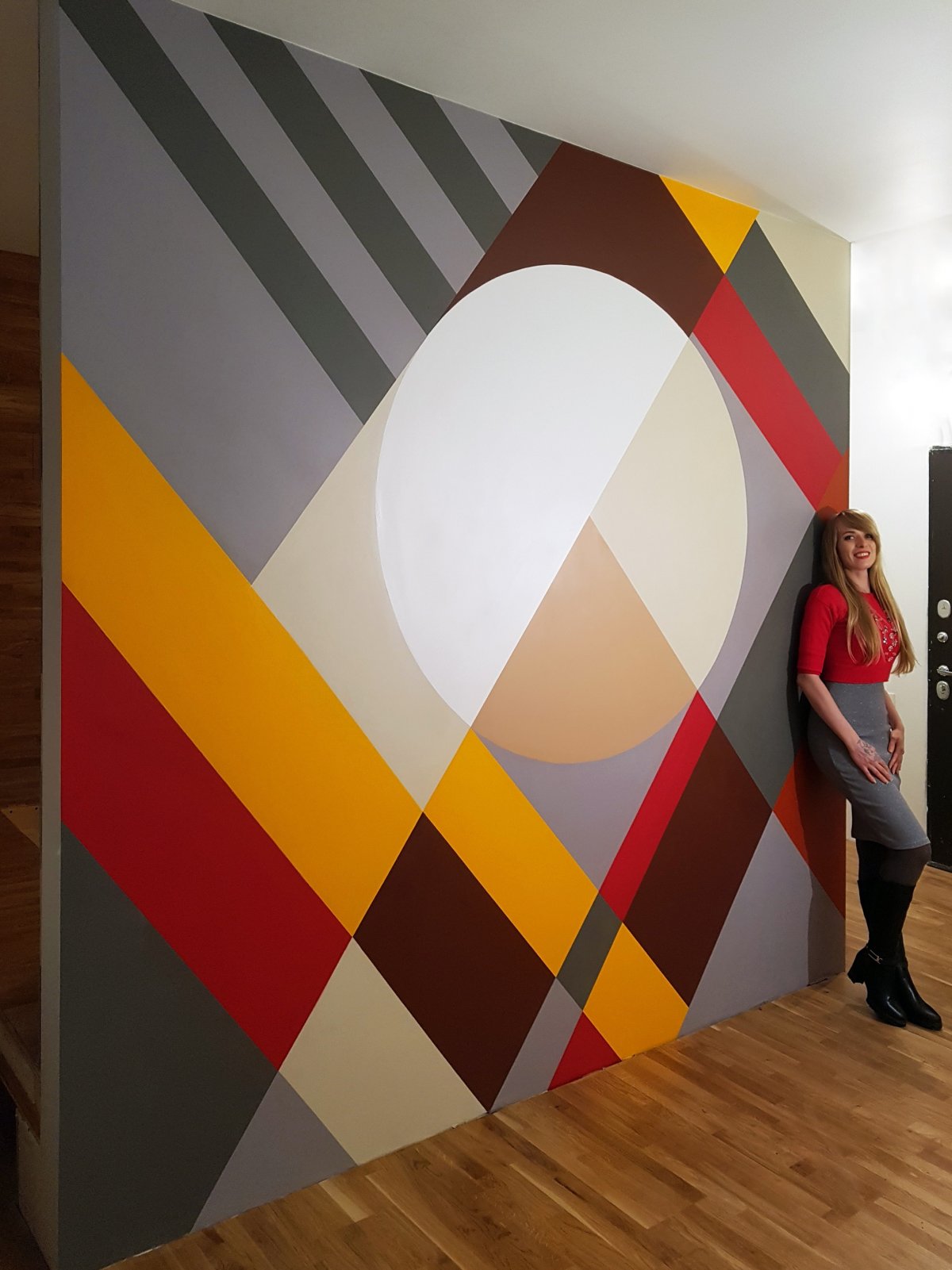 Фотосъемка на фоне стены с геометрические узоры