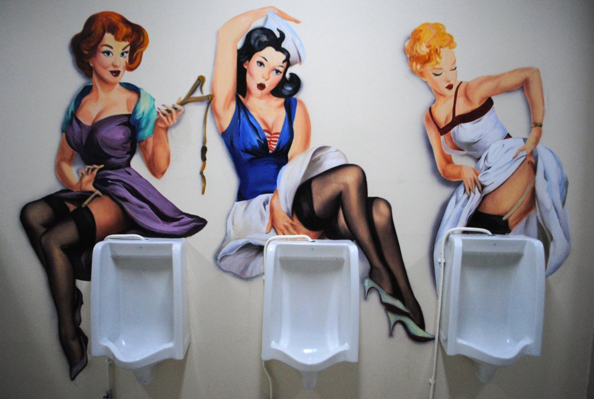 Постеры в стиле пин ап для ванной