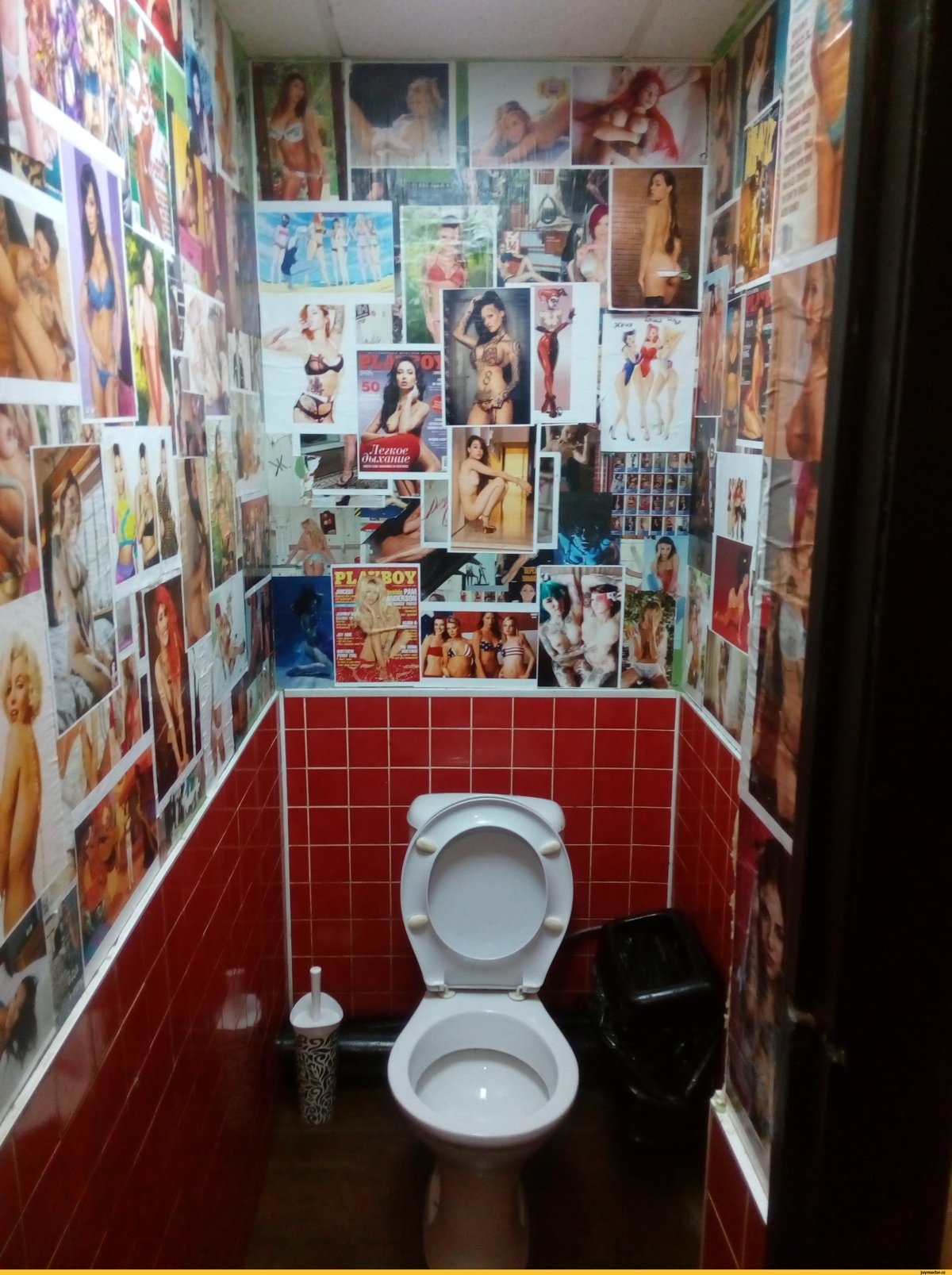 Черная плитка в туалете