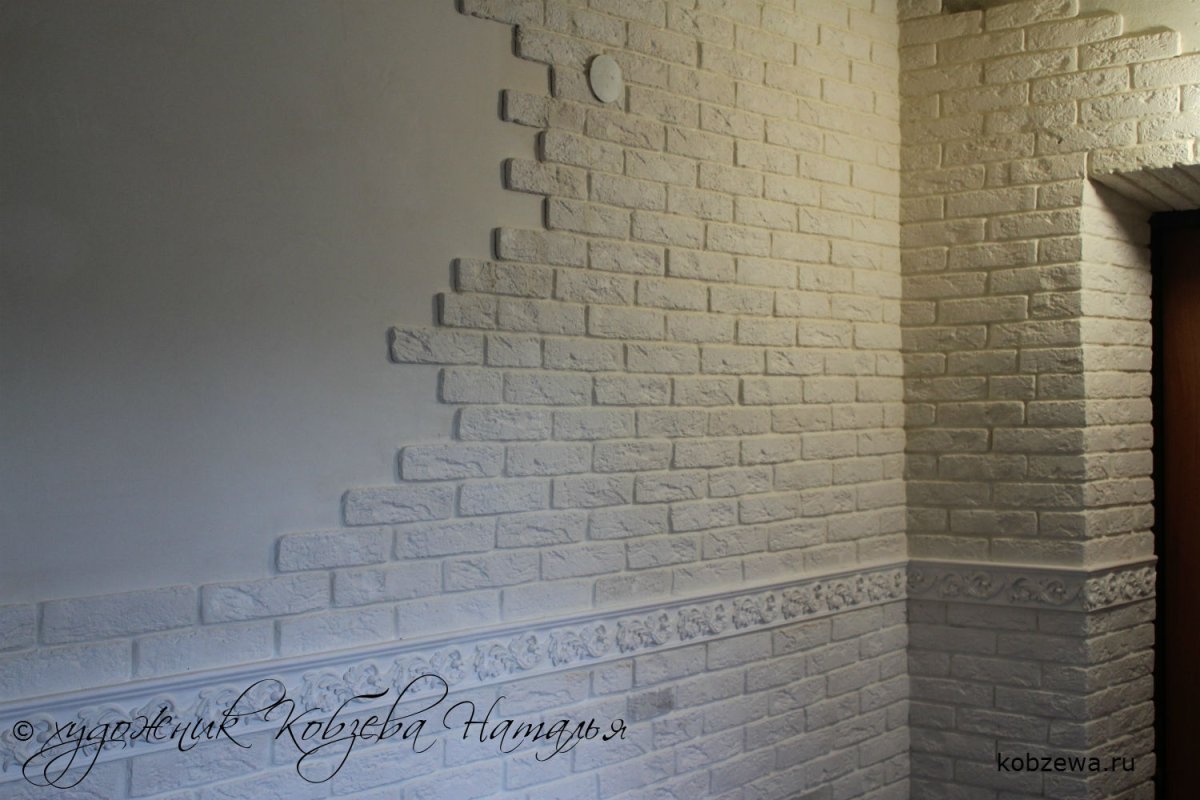 Стык декоративного кирпича и обоев