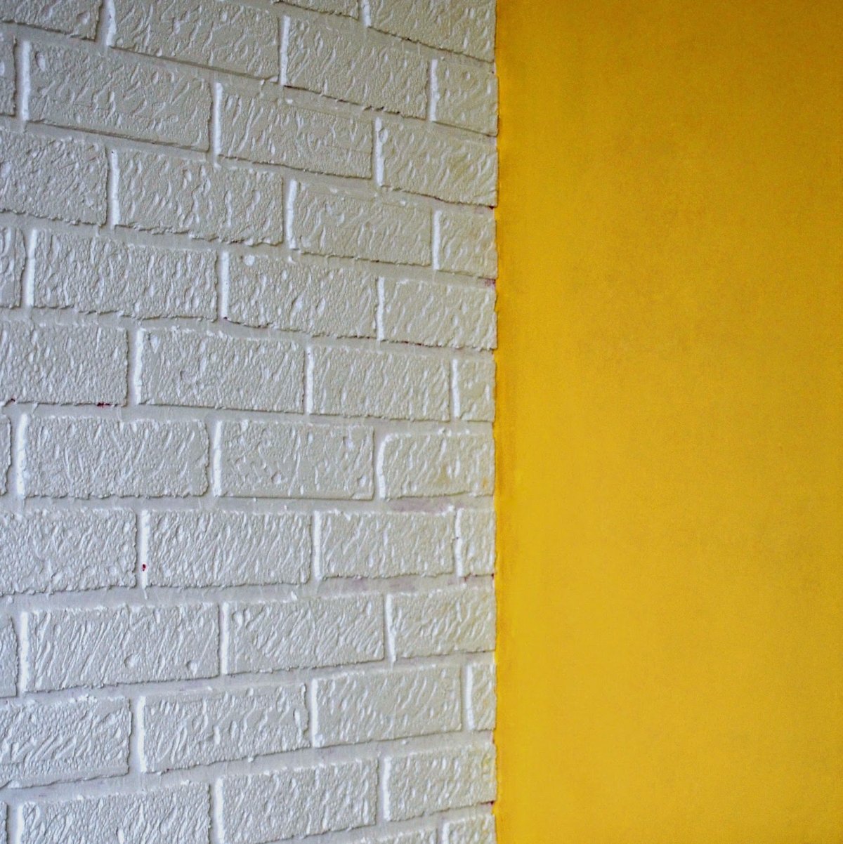 Разрушенная стена