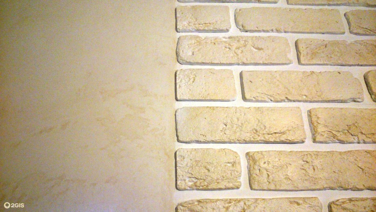 Стык декоративного кирпича и обоев