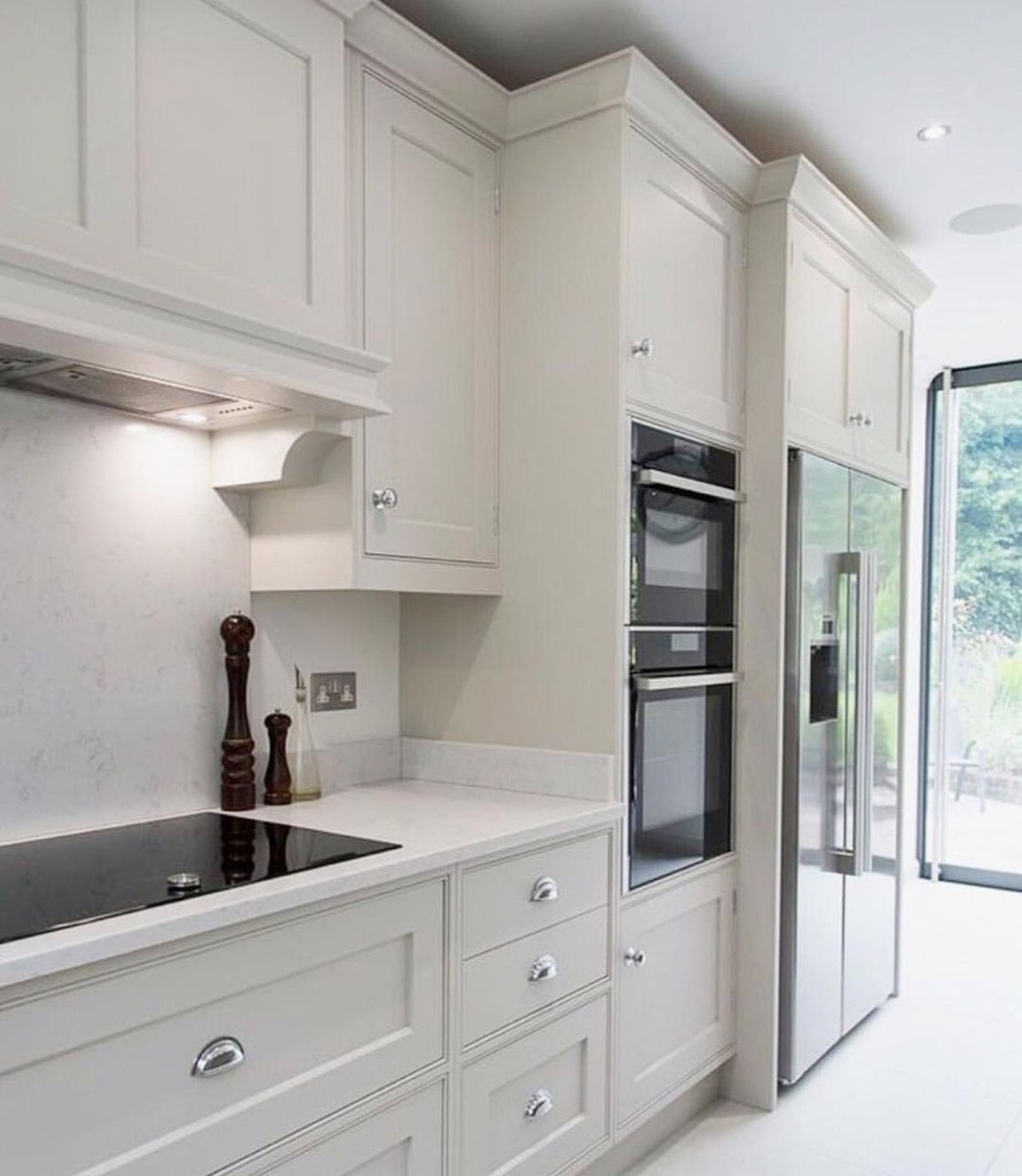 Кухня с белыми фасадами