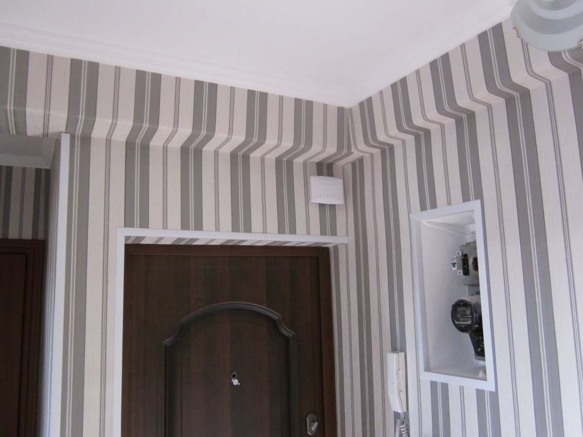 Обои в комнате с выступами