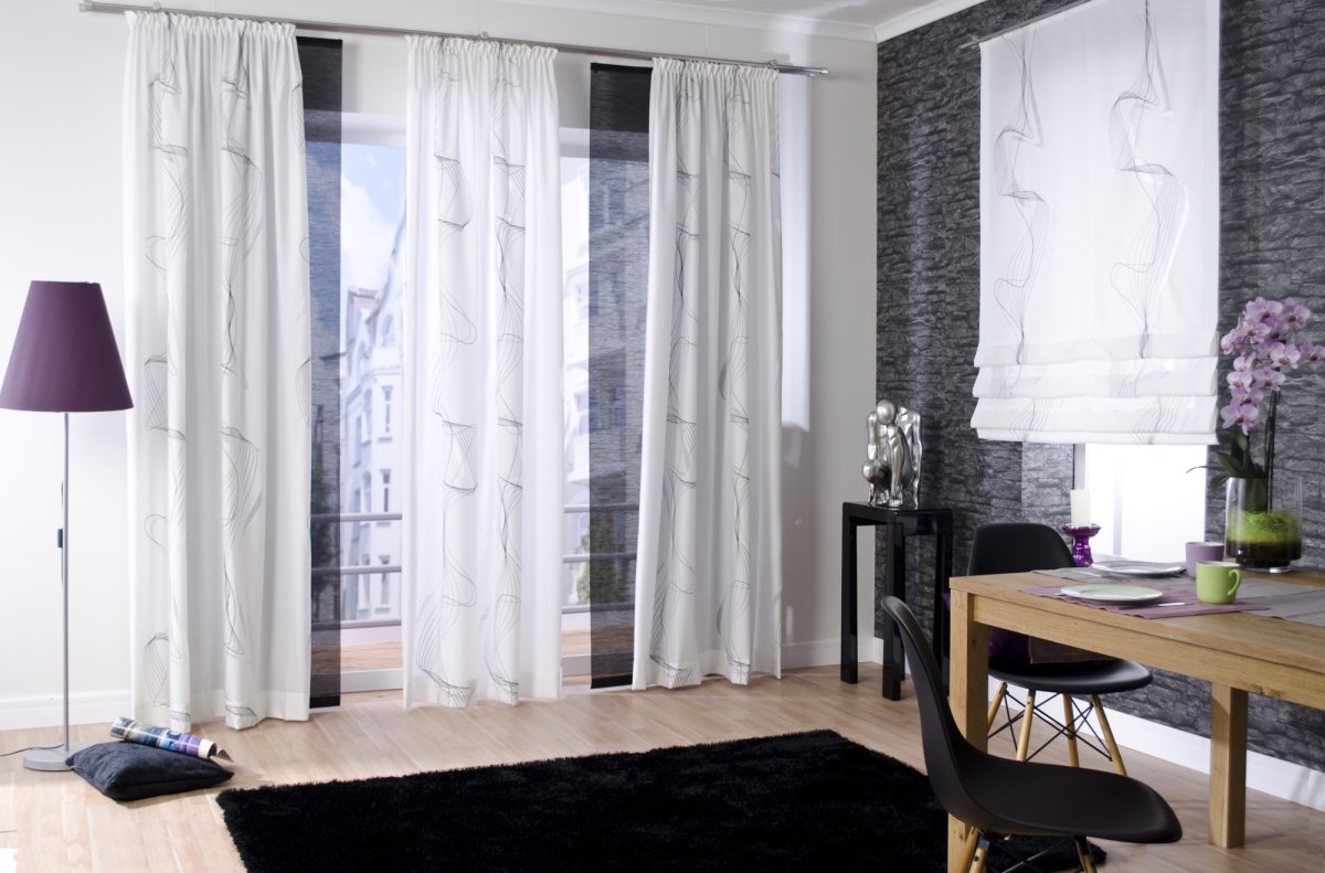 В интерьере серые штора ковер Зебра,какогоцета диван?