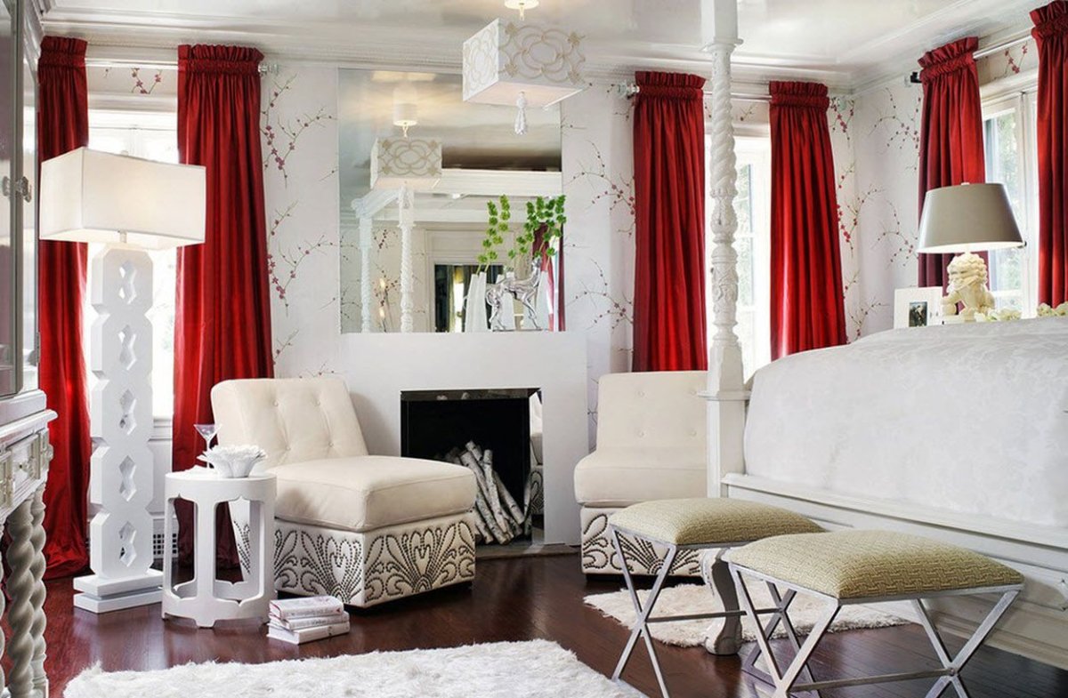 Гостиная с арочными окнами