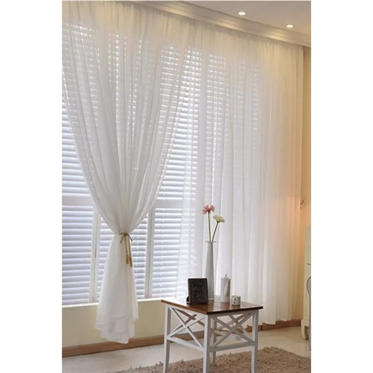 Белые шторы в интерьере гостиной