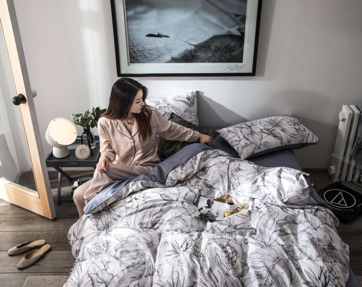 Девушка на постельном белье