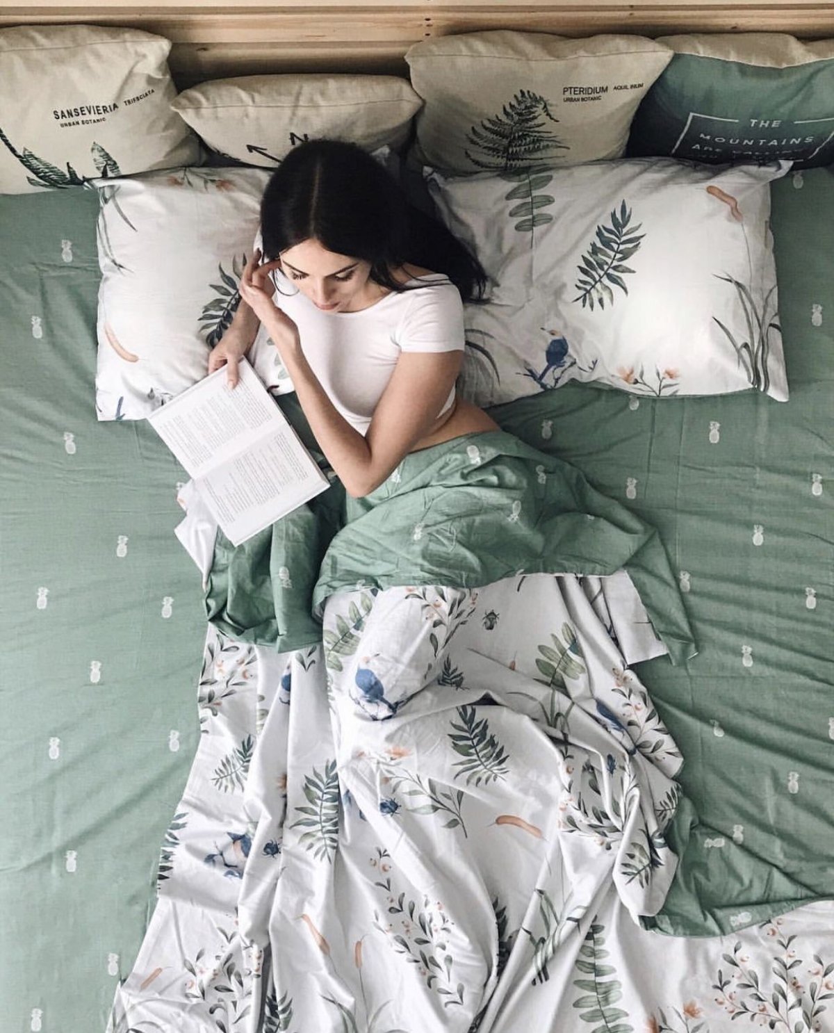 Девушка на постельном белье