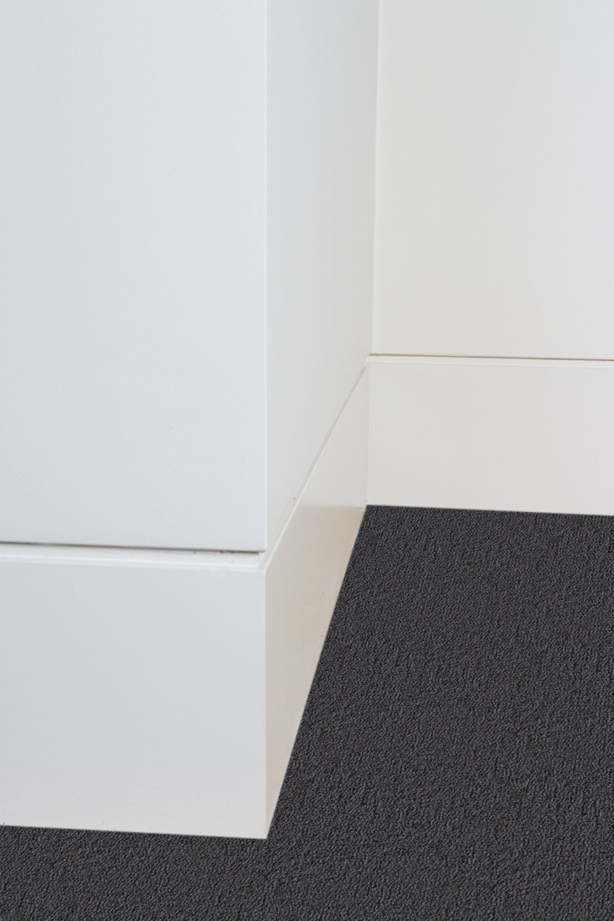 Алюминиевый плинтус скрытого монтажа р-1-20 анодированный