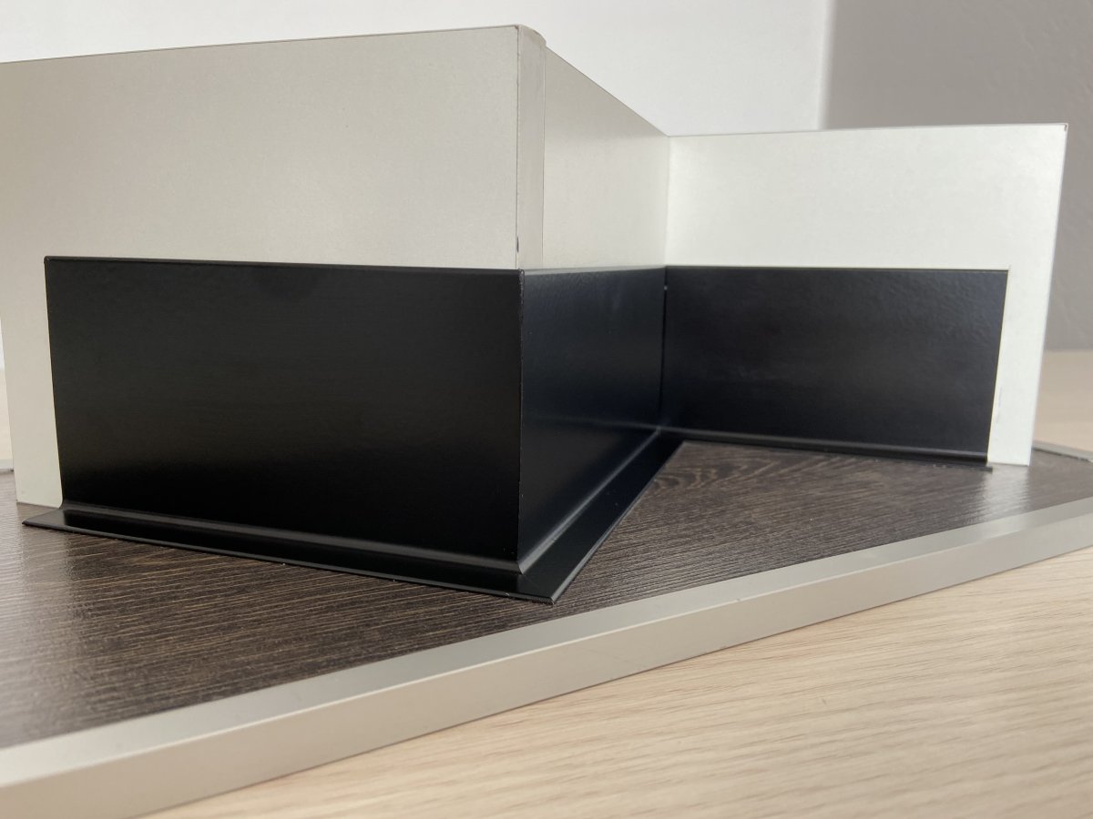 Плинтус в цвет стен