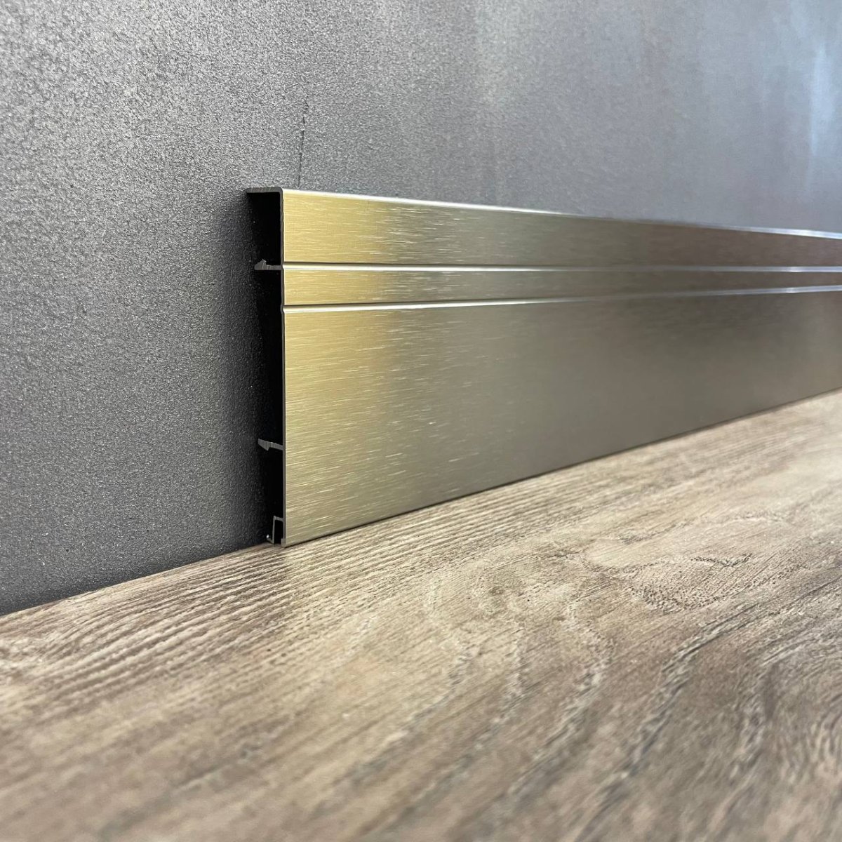 Тонкий плинтус напольный