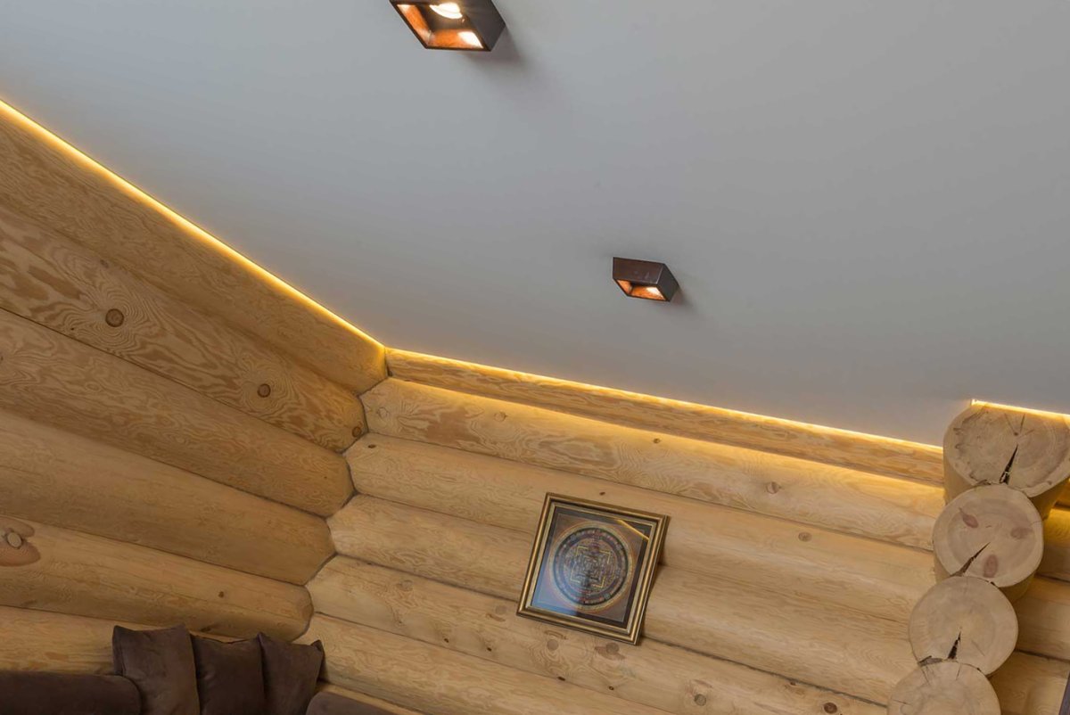 Натяжной потолок в бревенчатом доме