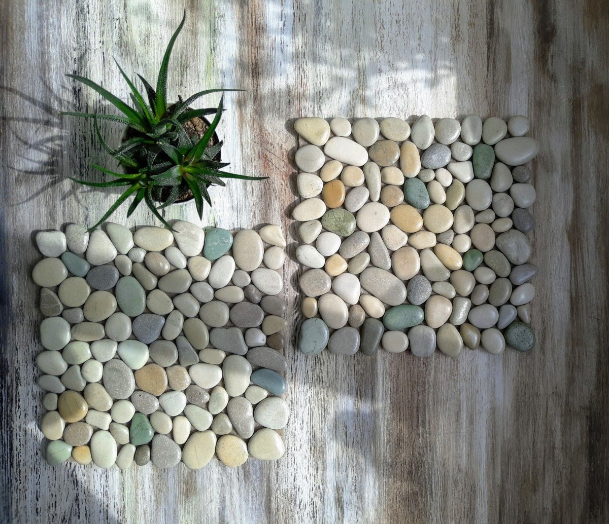 Галька на стене