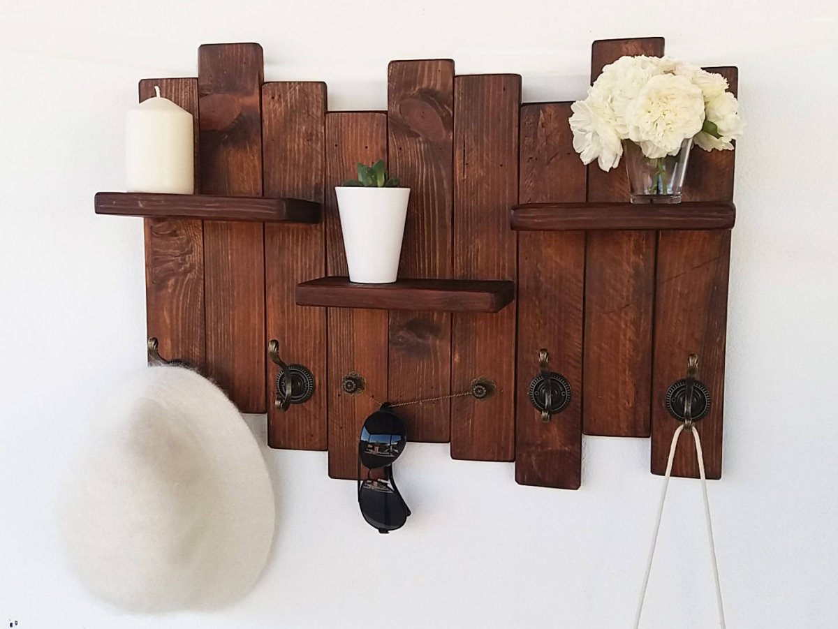 Деревянные полки в ванной