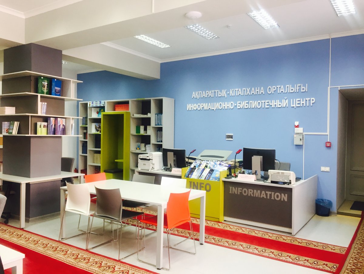 Современная светлая библиотека