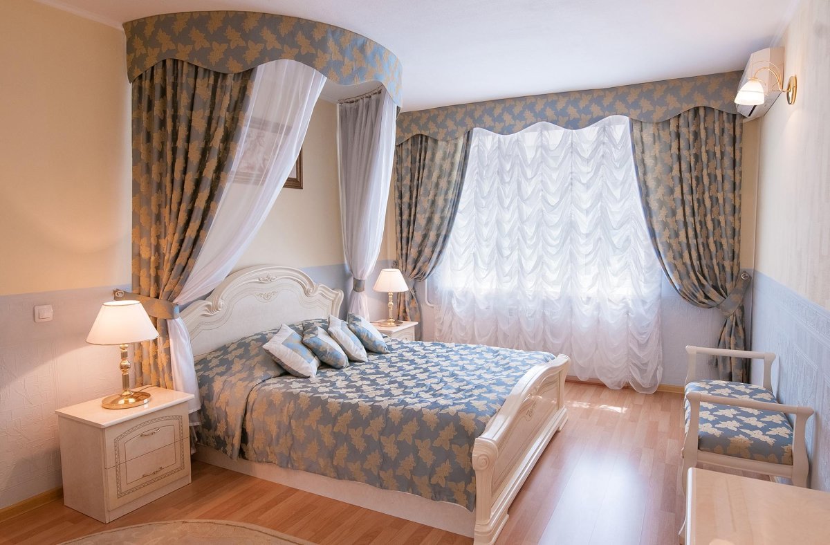 Шторы над кроватью в спальне