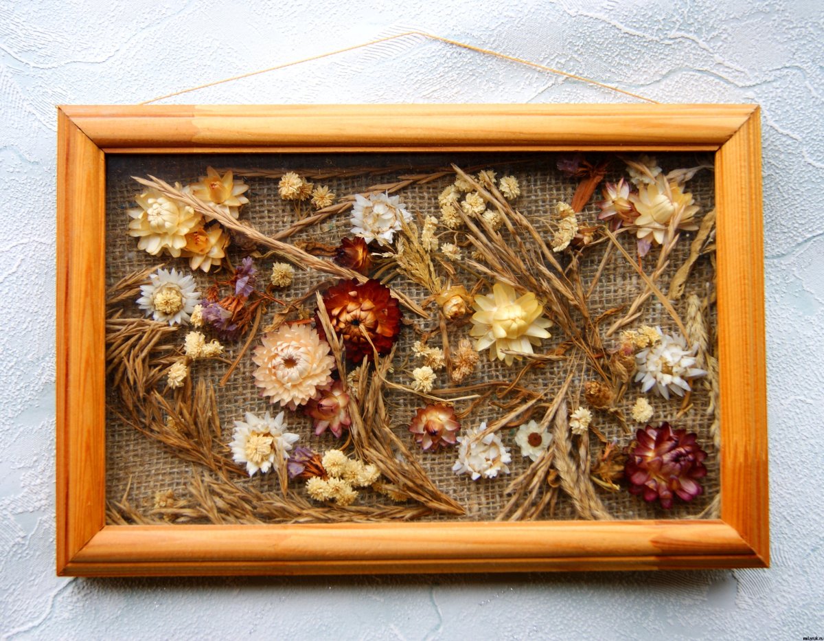 Гипсовое панно из сухоцветов