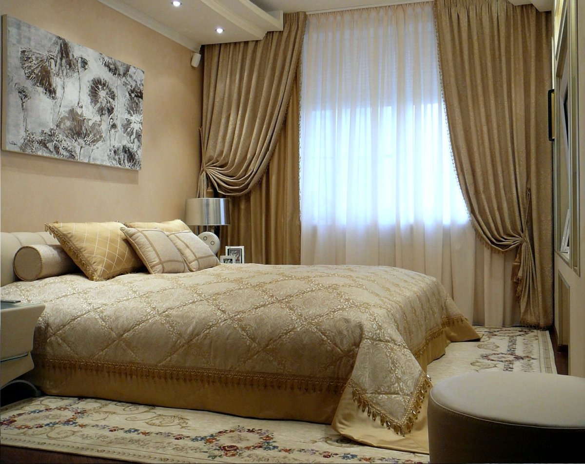 Бежевые занавески в спальню