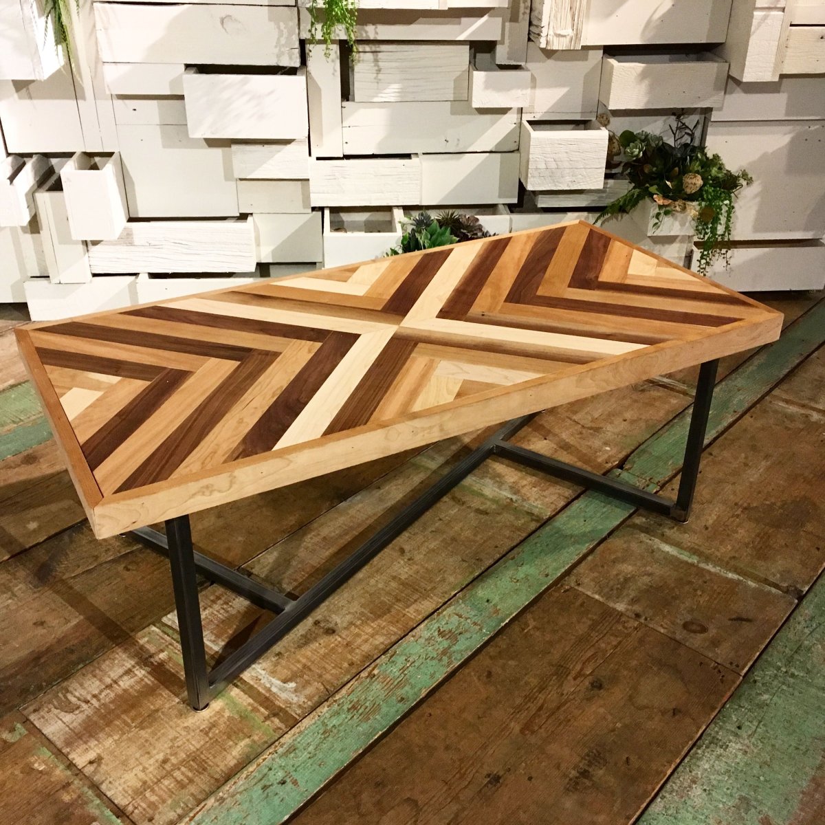 Стол из паркетной доски