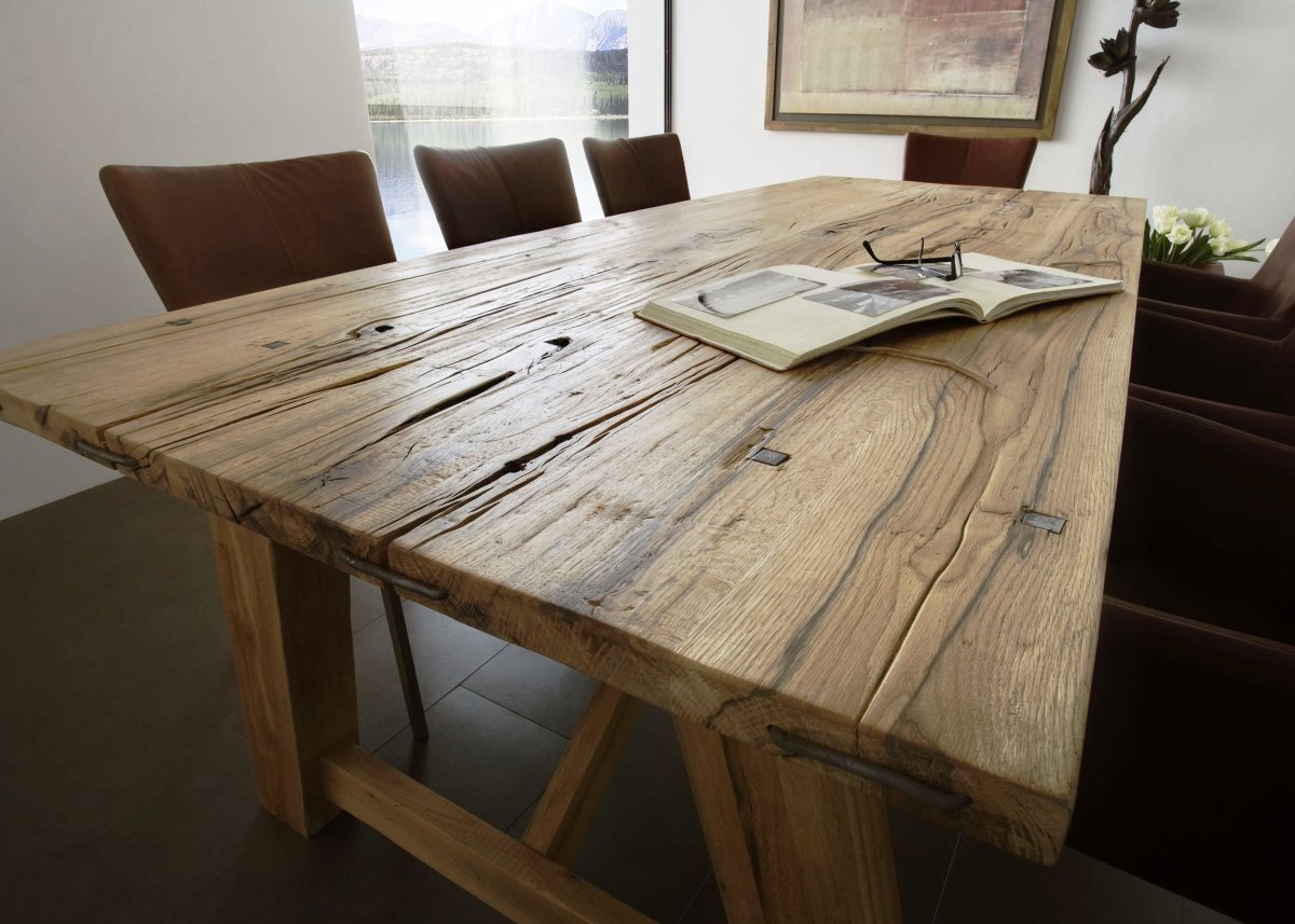 Деревянный стол из досок