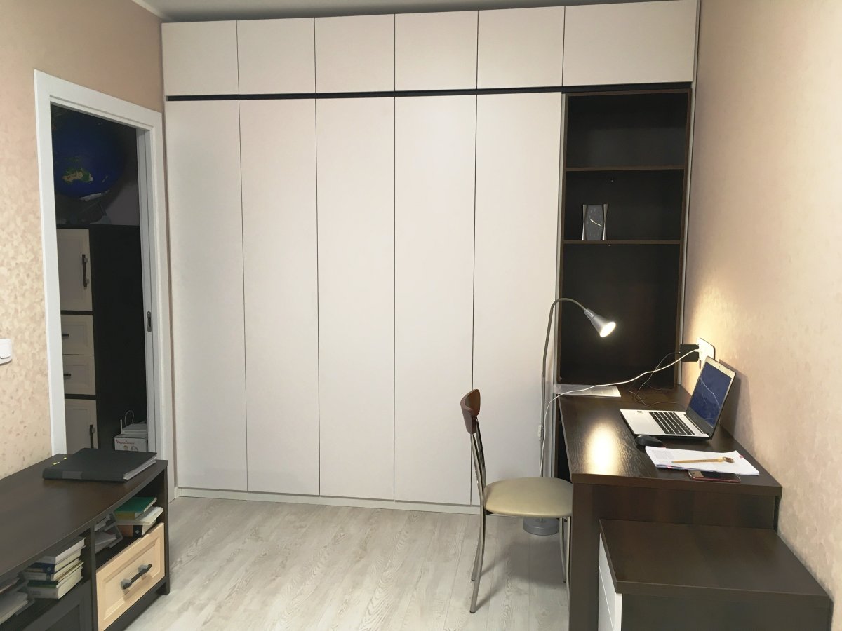 Встроенный шкаф с рабочим местом